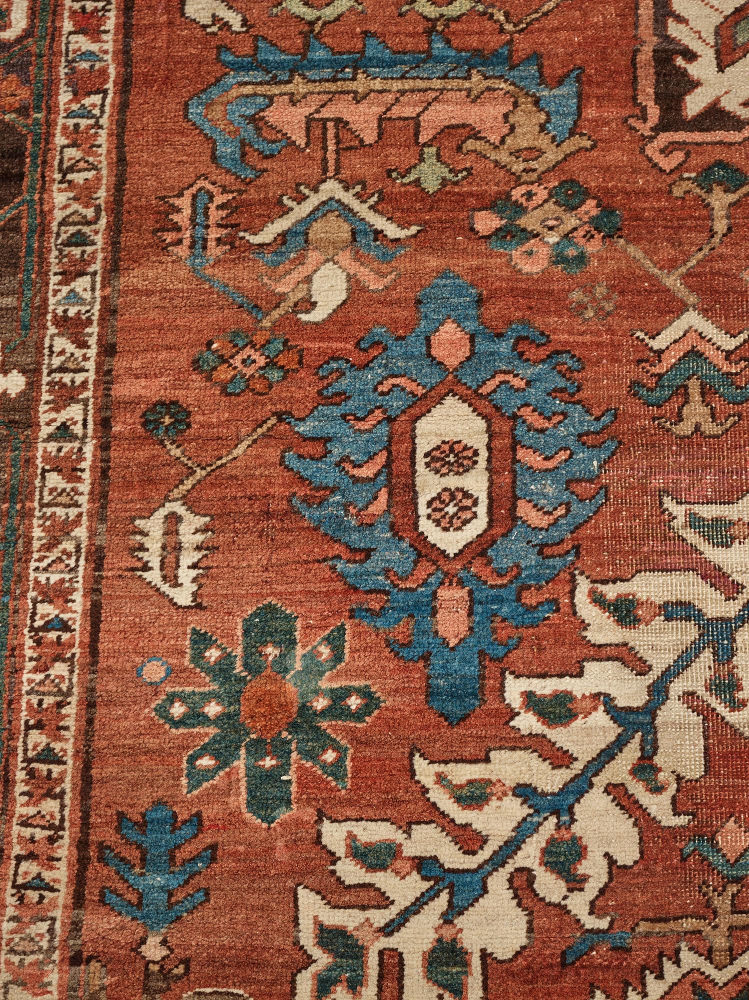 Matto, an antique Heriz, ca 454,5-460,5 x 268-285 cm.