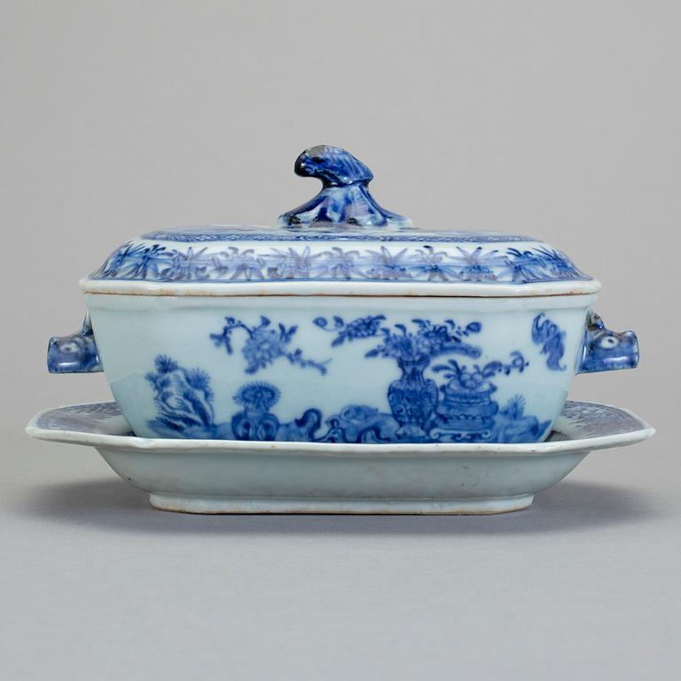 SMÖRTERRIN, porslin, Qingdynastin,  Qianlong (1736-95).