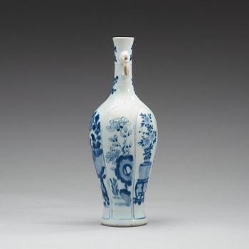 A blue and white vase, Qing dynasty, Kangxi (1662-1722).