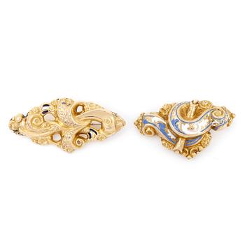 BROSCHER, 2 st, 18K guld med emalj, 1800-talets mitt.  Total vikt ca 13 gram.