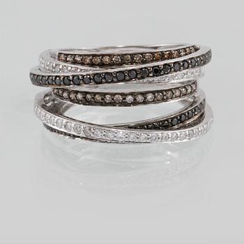 RING, 18K vitguld med olikfärgade briljantslipade diamanter 1.17 ct. Vikt 9,0 gram.