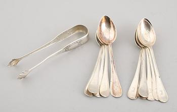 KAFFESKEDAR, 12 st samt SOCKERTÅNG, silver, 1920-tal. Vikt ca 190 gram.