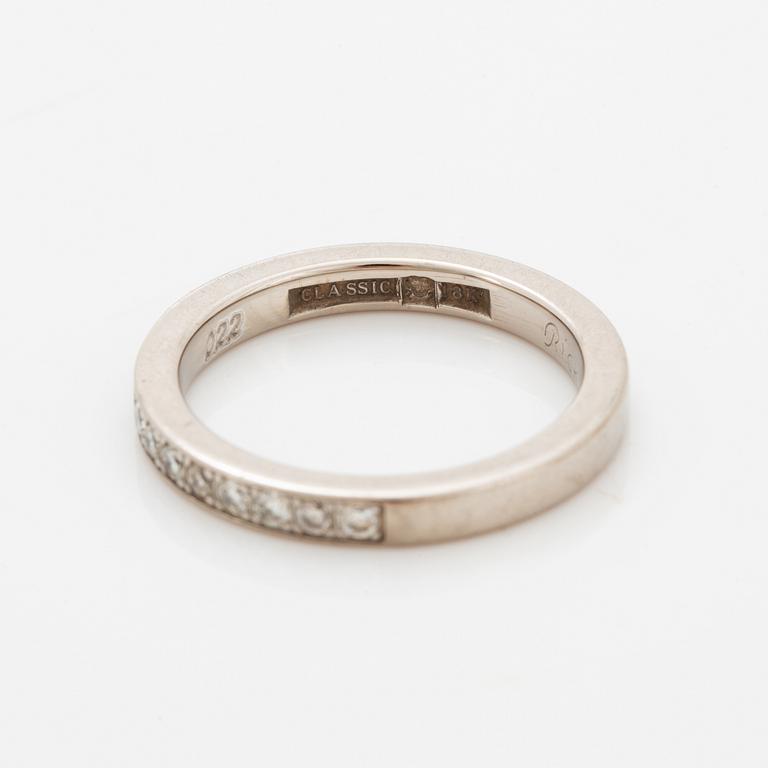 Brilliant-cut diamond half eternity ring.
