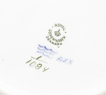 SERVIS, 57 delar, porslin, 'musselmalet', främst 'helblond', Royal Copenhagen, Danmark. 1900-talets andra hälft.