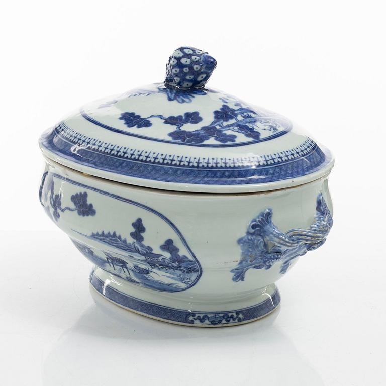 Terrin med lock, porslin. Qingdynastin, Jiaqing (1796-1820).