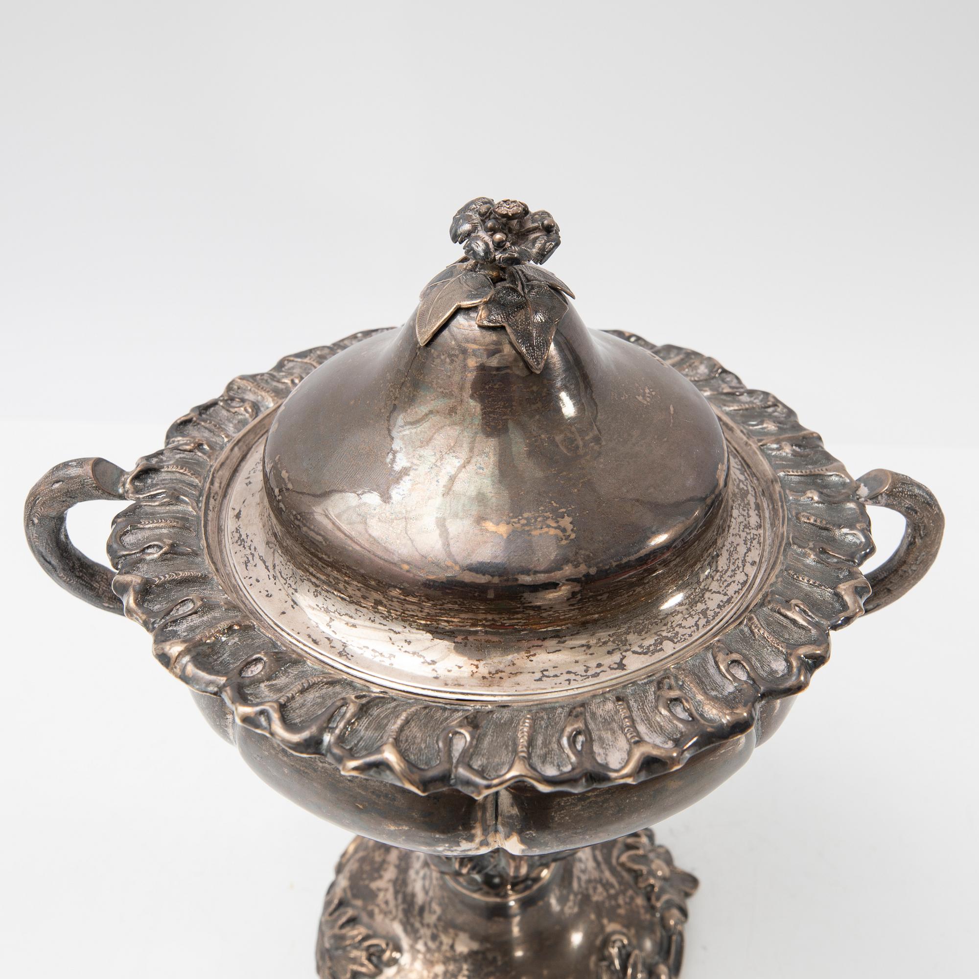 Skål med lock, silver, Sverige, 1865.