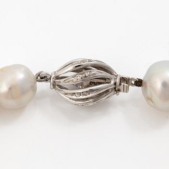 Two pearl necklaces with cultured freshwater pearls, two 18K white gold clasps set with small diamonds.