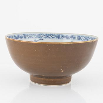Mugg, skål samt matlåda, fyra delar, porslin. Qingdynastin, 1700/1800-tal.