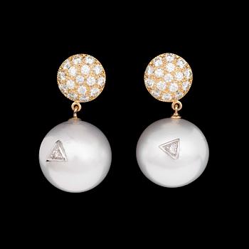 269. EARRINGS, cultured South sea pearls, 15,2 mm, and brilliant cut diamonds, tot. app. 1.20 cts.