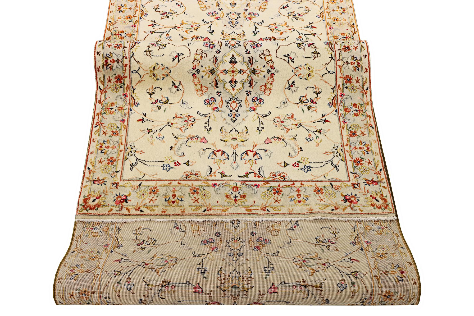 A Kashan runner carpet, c. 385 x 98 cm.