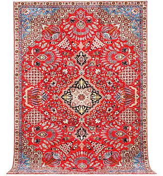 A Kashan carpet, c. 350 x 224 cm.