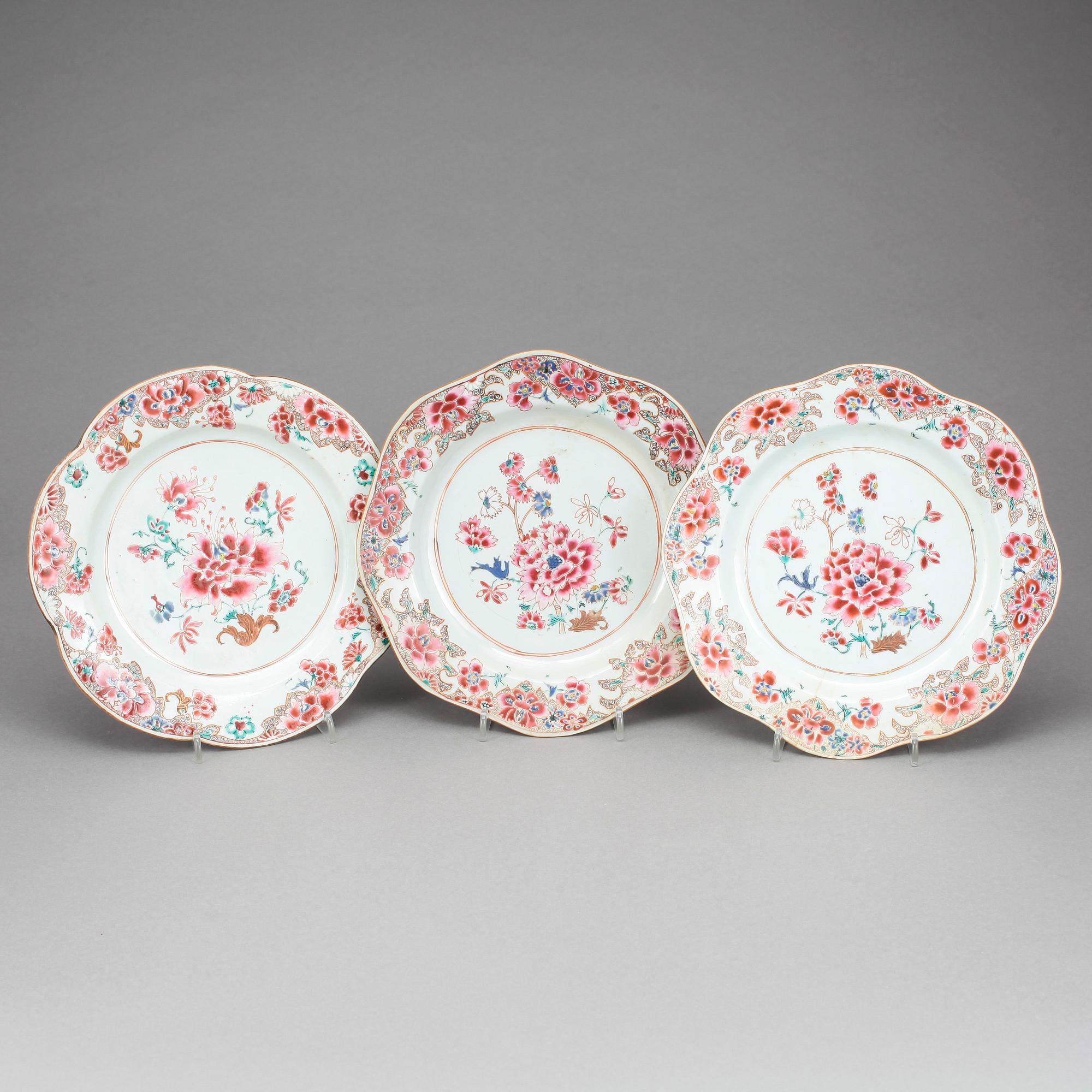 TALLRIKAR, 12 st snarlika, porslin, Qingdynastin Qianlong (1736-95).