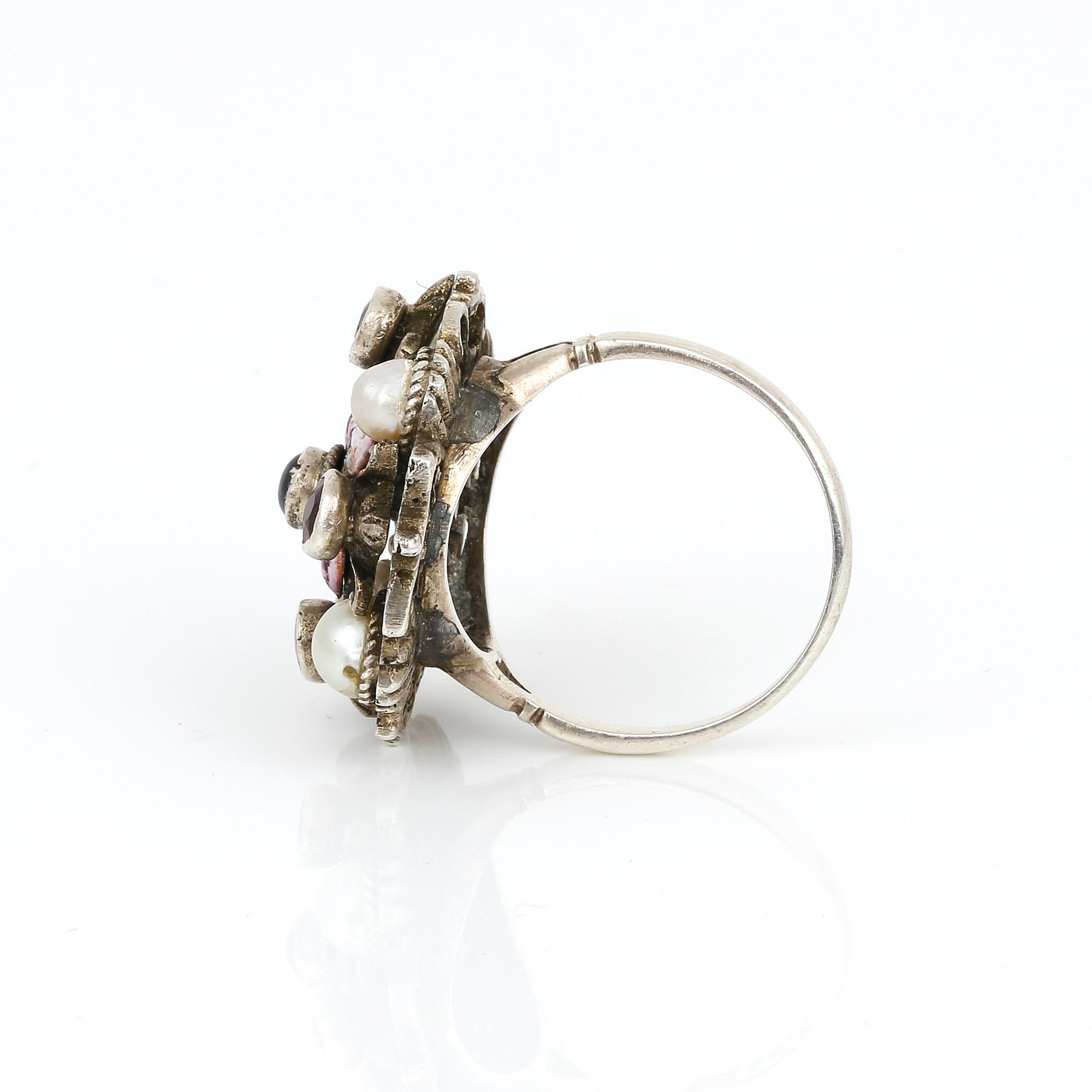 RING, LORGNETTES samt KEDJA, silver, sötvattenspärlor och olika färgade stenar, Stockholm mitt 1900-tals. Tot vikt 60 g.