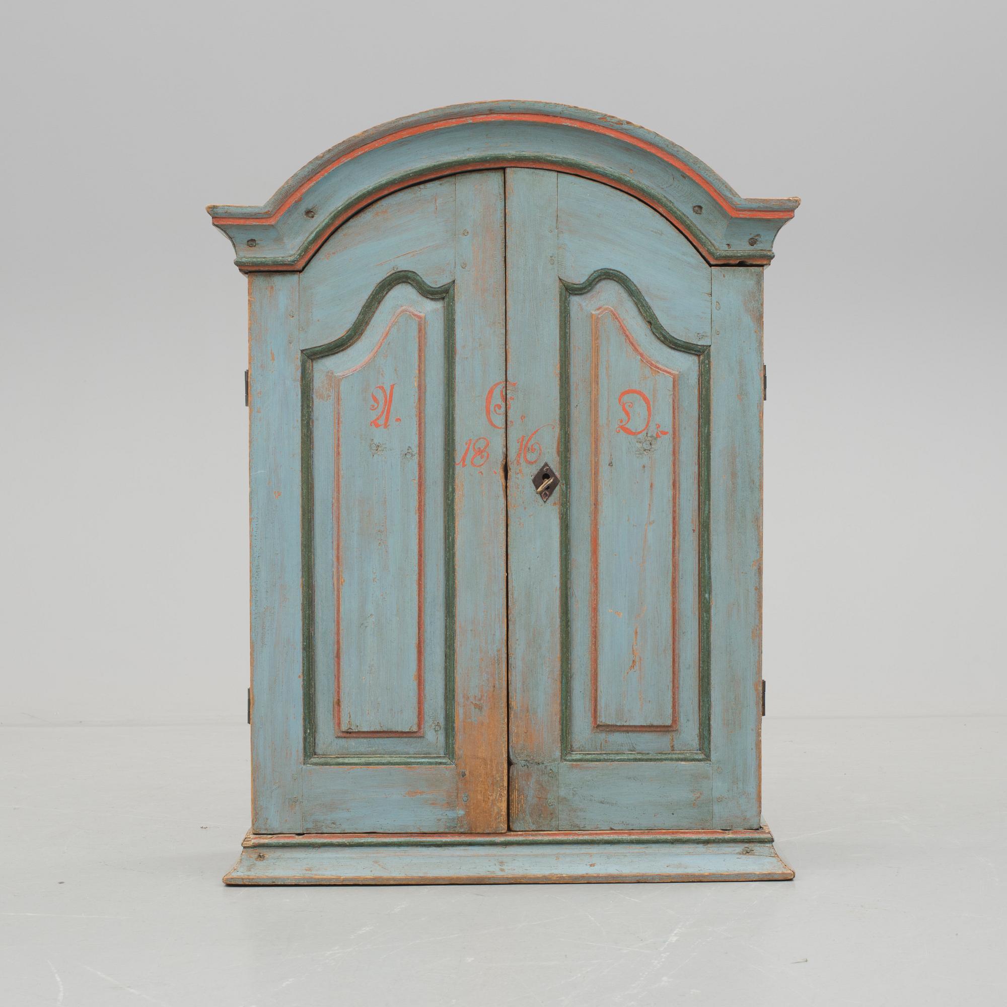 HÄNGSKÅP, allmoge, Forsa, Hälsingland. Daterad 1816.