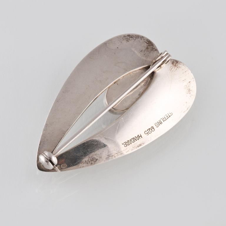 BROSCH, sterlingsilver med cabochonslipad ametist,  Vikt 4,5 gram.