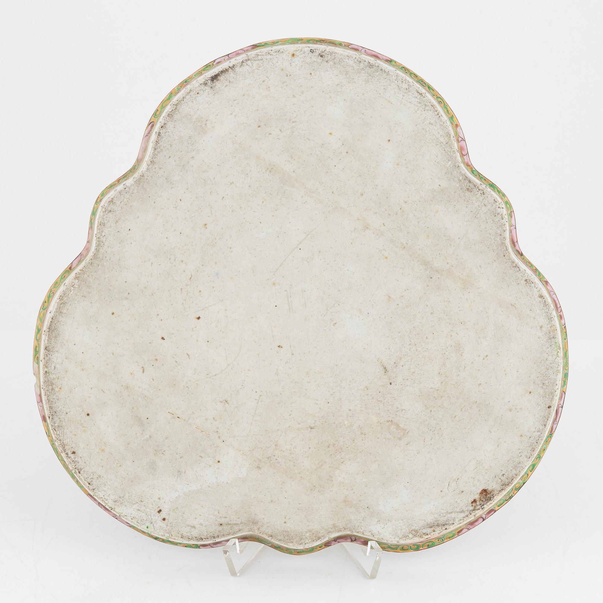 Fat samt tallrikar, 2 st, porslin, Kanton, Kina, tidigt 1900-tal.