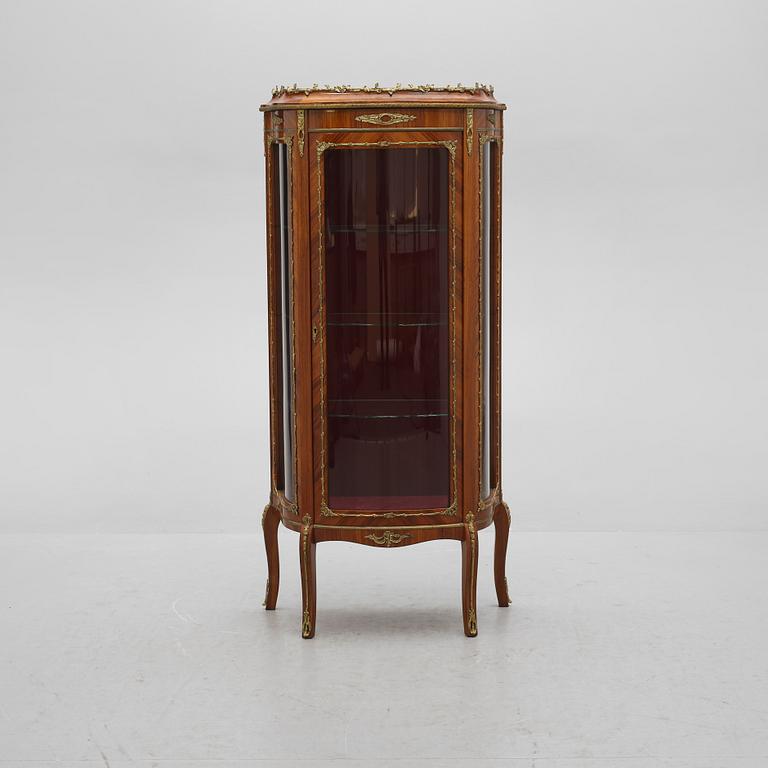 VITRINSKÅP, Louis XVI-stil, A.B G Lidner Hälsingborg, omkring 1900-talets mitt.