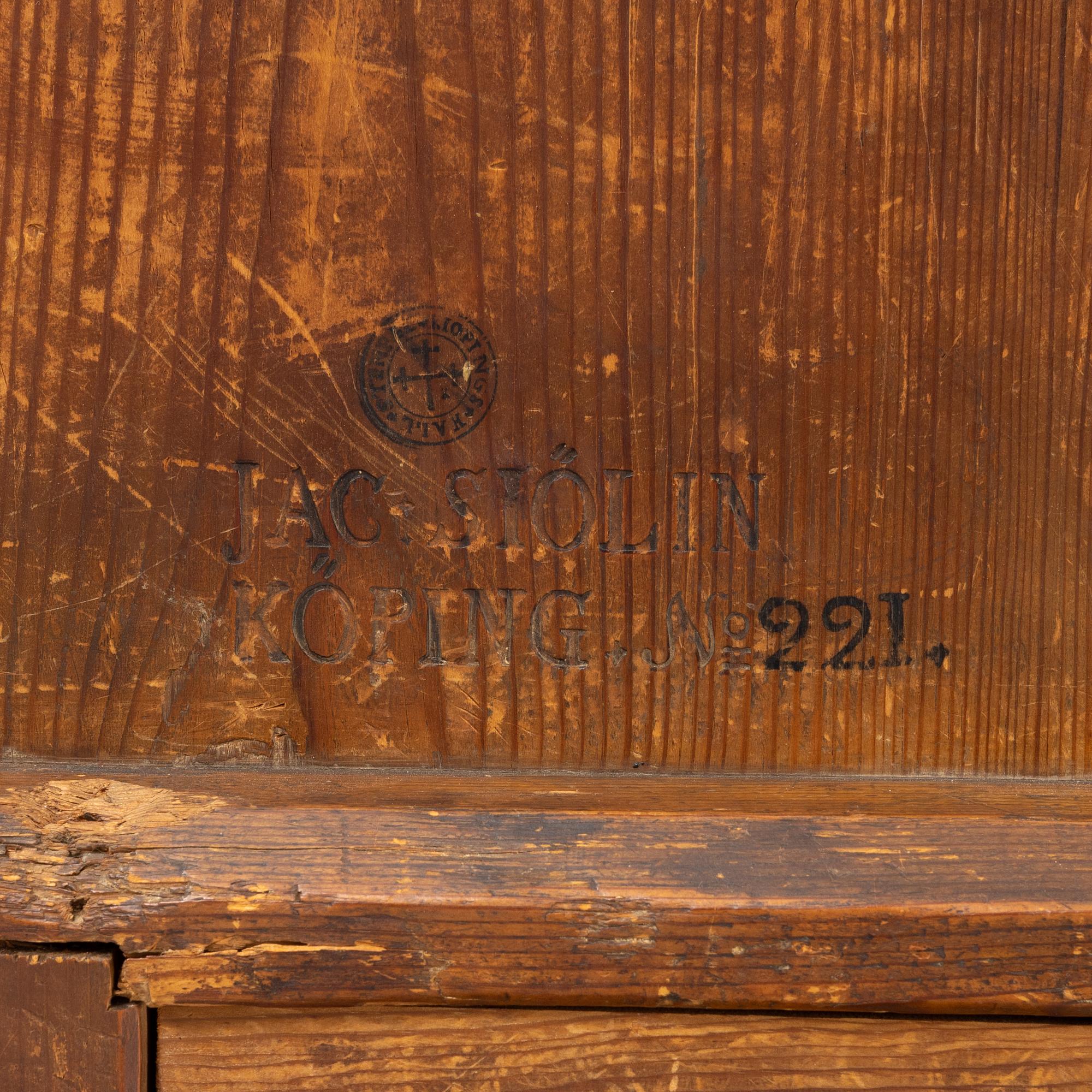 A tilt-top table.