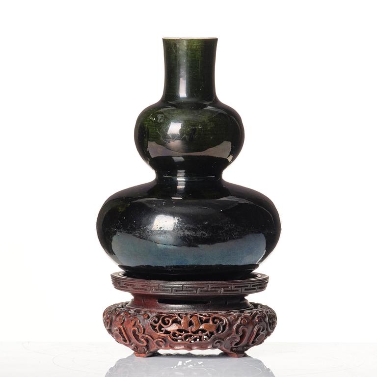 A double gourd vase, Qing dynasty, 18th century,