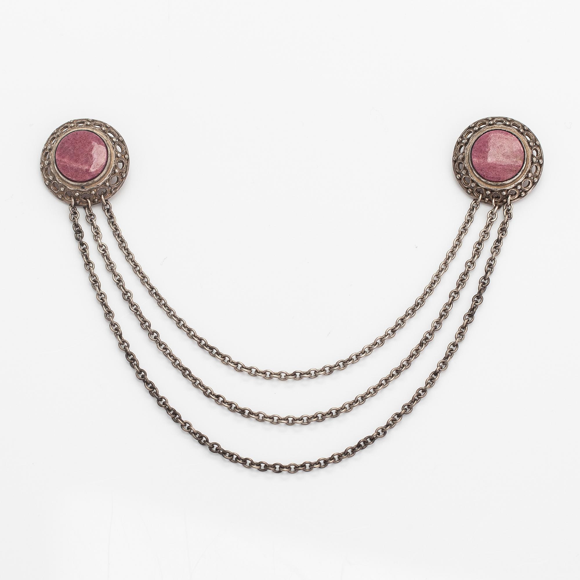 Kai Lindström, Kragsmycke, sterlingsilver, granit. Kalevala Koru, Helsingfors 1993.