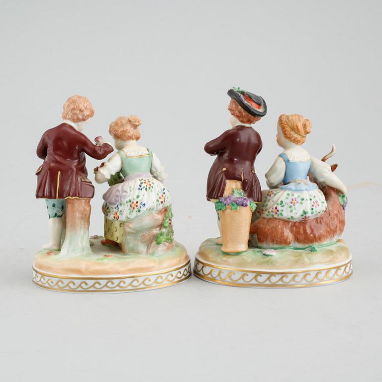 A pair of procelain figurines from Sächsische Porzellan Manufaktur in Dresden, first half of the 20th century.