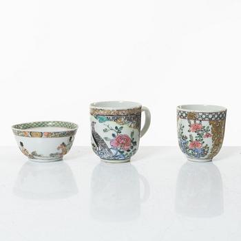 Koppar med fat, tre stycken, porslin, Kina, Qingdynastin, 1700-tal.