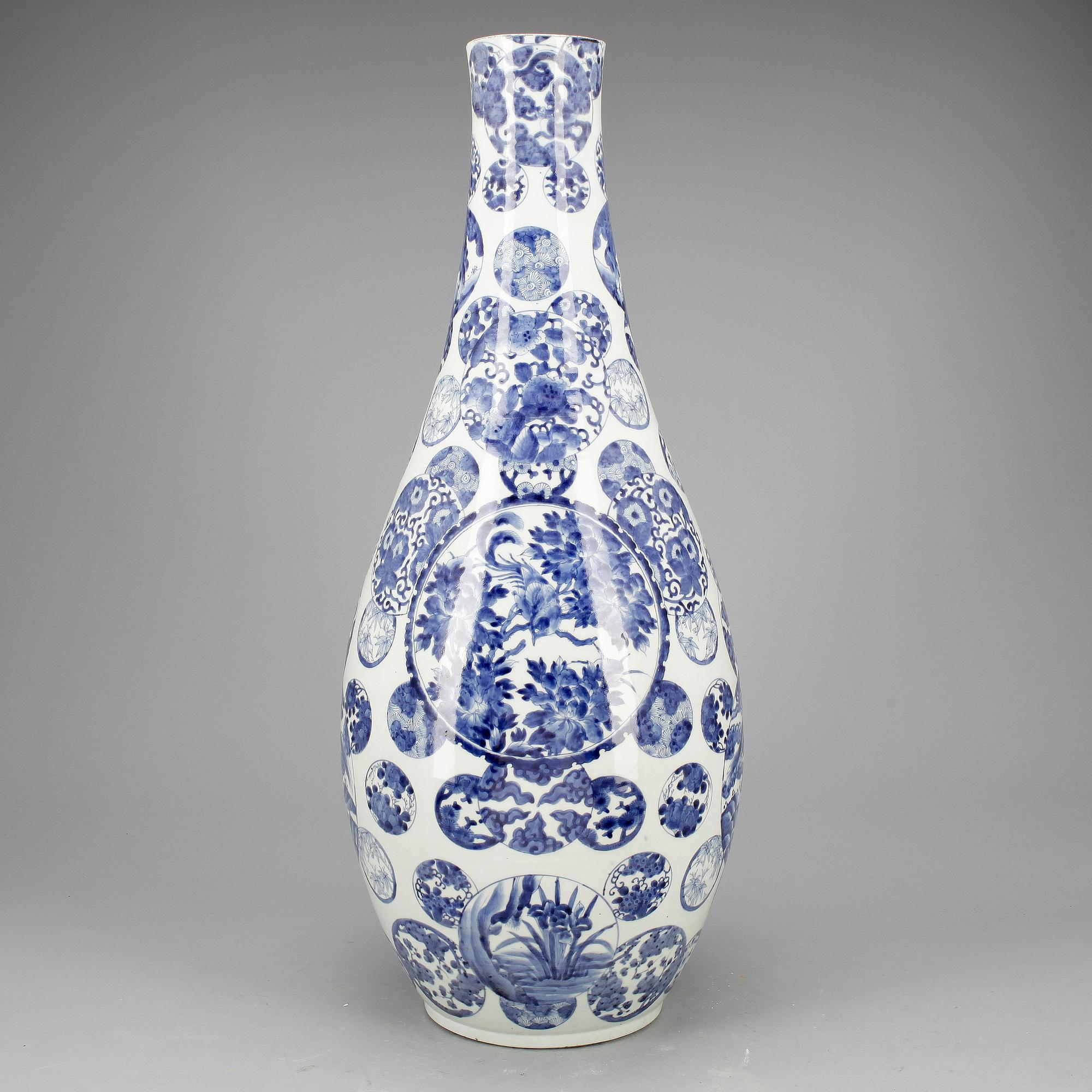 GOLVVAS, porslin, Japan, 1800-talets andra hälft.