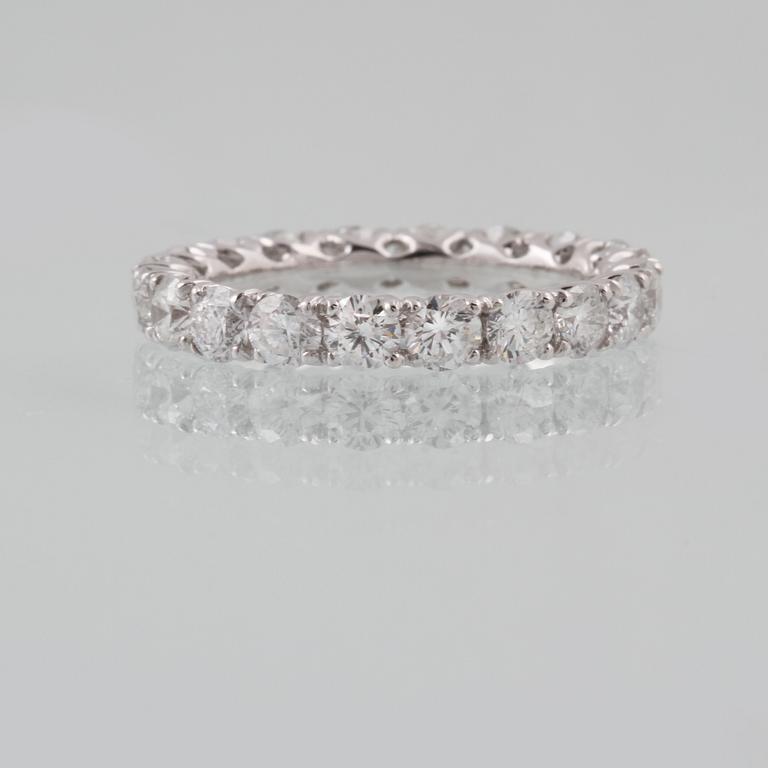 RING, 18K vitguld med 20 briljantslipade diamanter 2.64 ct. Vikt 2,2 gram.