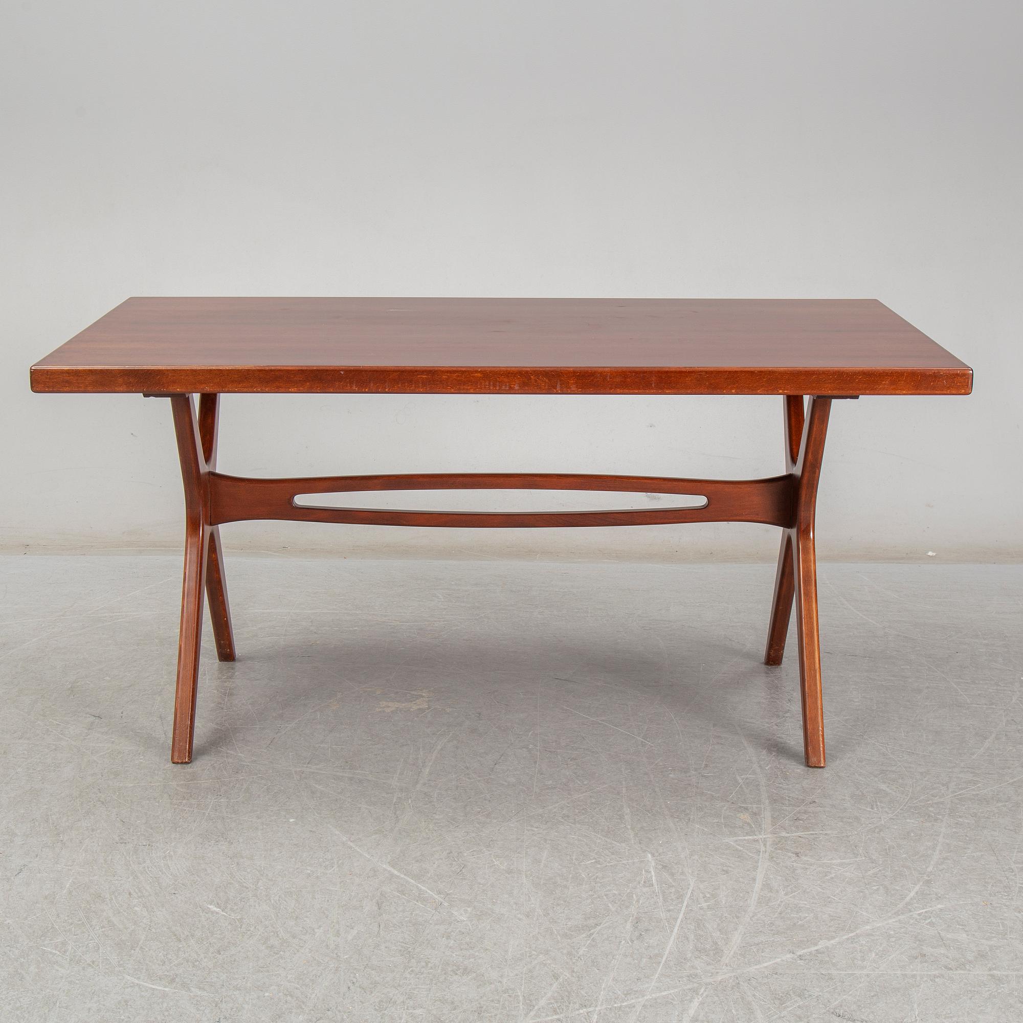 A mid 20th Century dinner table.