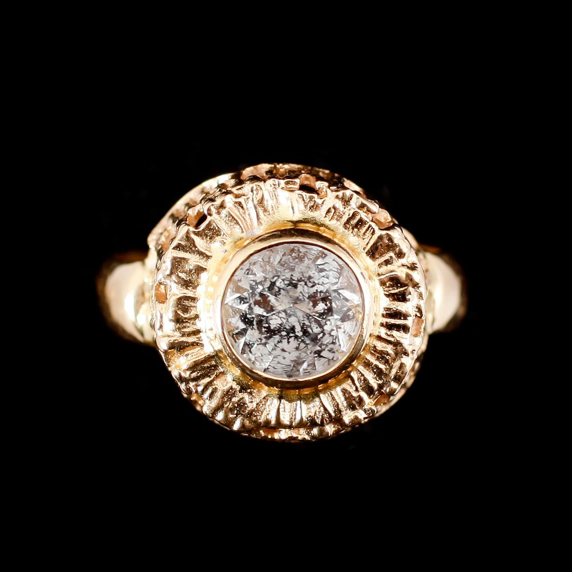 RING, 18 k guld, 1949, med vit sten. Vikt ca 7 gram.