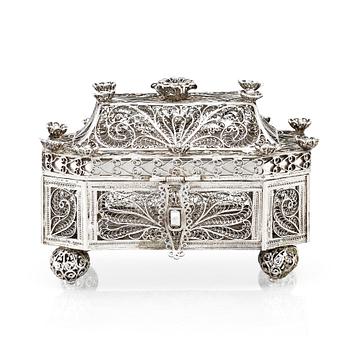 284. A 19th Century silver box, possibly marks of Vasily Potsov Moscow 1843.