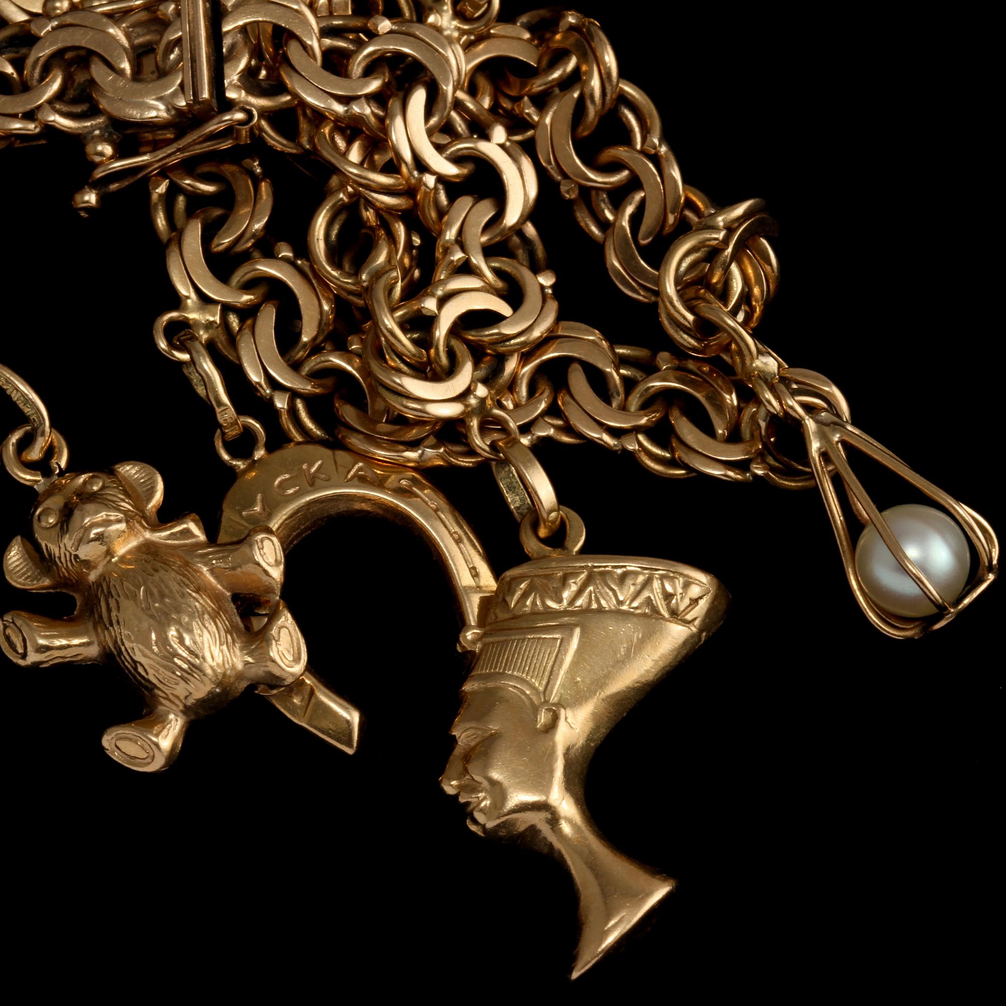 ARMBAND, 18 k guld med 5 berlocker, Curt Hallberg, Köping, 1962. Vikt 16 g.
