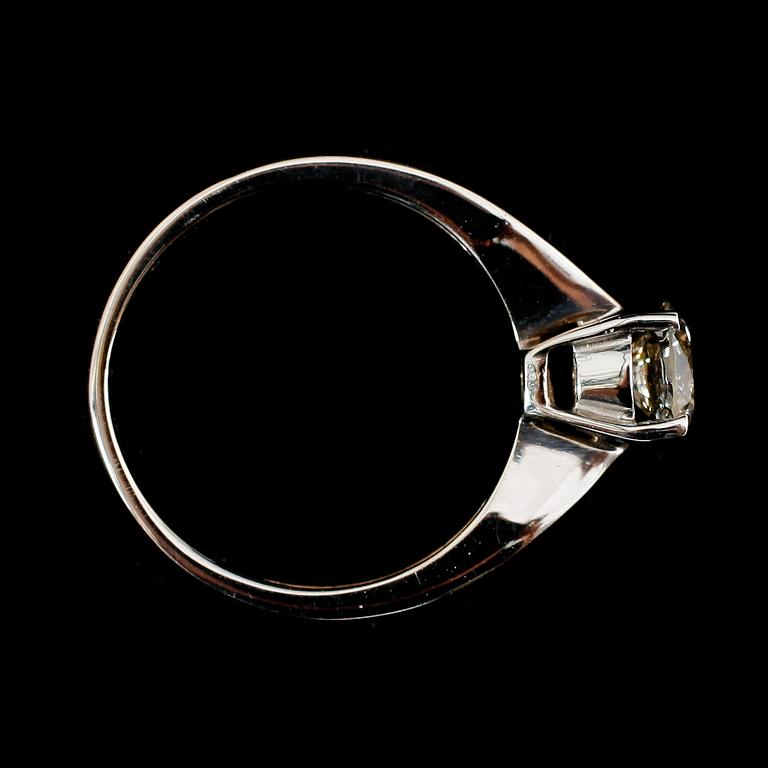 RING, 14 k vitguld, solitär briljantslipad diamant ca 0,90 ct.