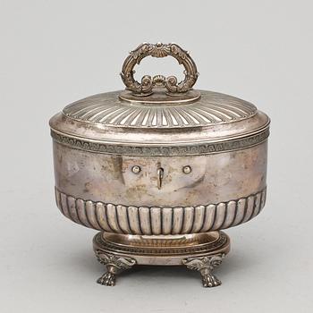 SOCKERSKRIN, silver, empire, Anders Lundqvist, Stockholm, 1832. Total vikt ca 831g.