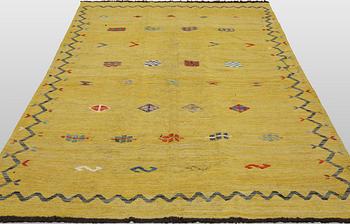 A Kelim carpet, 247 x 177 cm.