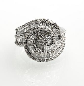 RING, 18 k vitguld med olikslipade diamanter, totalt ca 3,19 ct. Vikt ca 14,5 g.