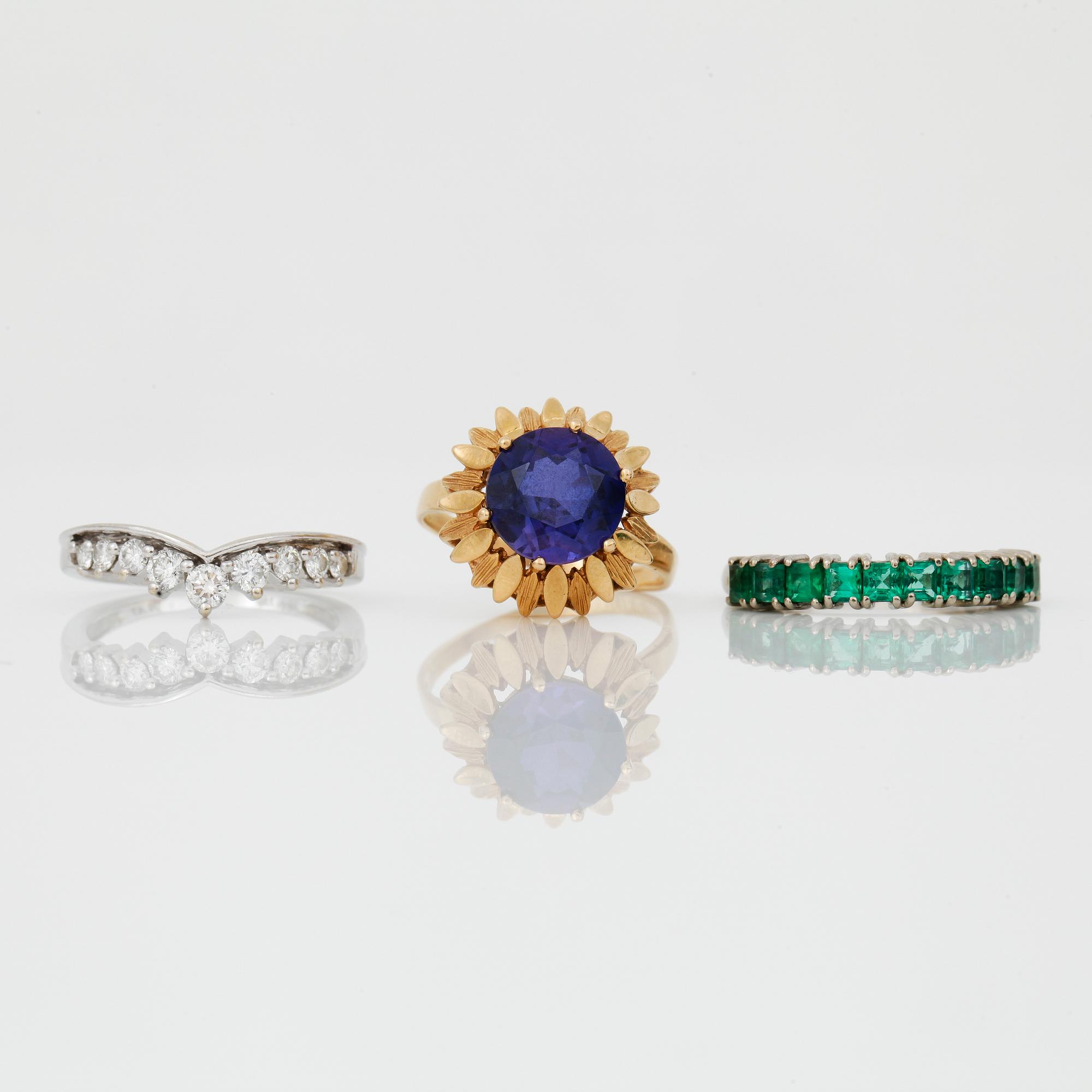 RINGAR, 3 st, guld 18K, diamanter, syntetisk safir, smaragder, bla Heribert Engelbert, Stockholm 1983. Tot ca 12 gram.