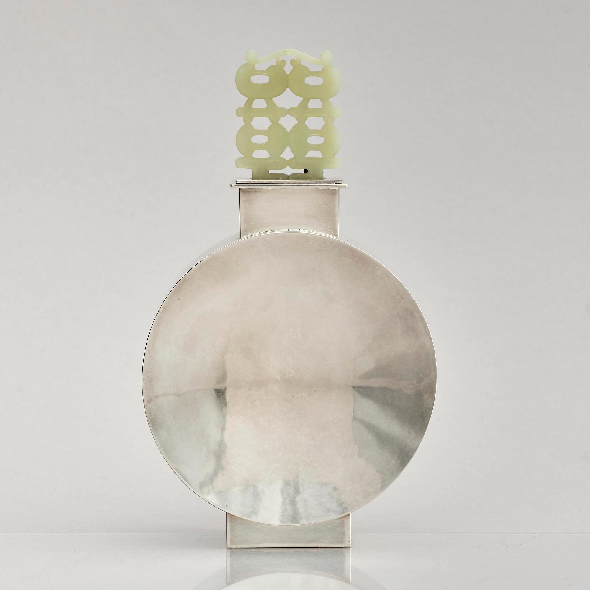 Inga Lagervall Ringbom, flaska med lock, sterling silver och nefrit, Stockholm 1978.