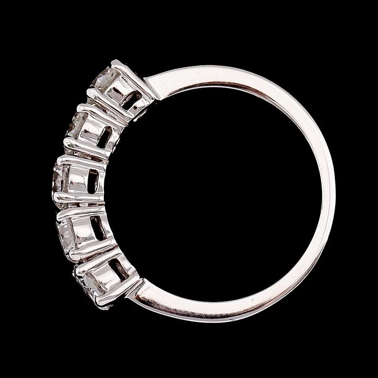 RING, 18 k vitguld, 5 briljantslipade diamanter tot ca 1.66 ct.