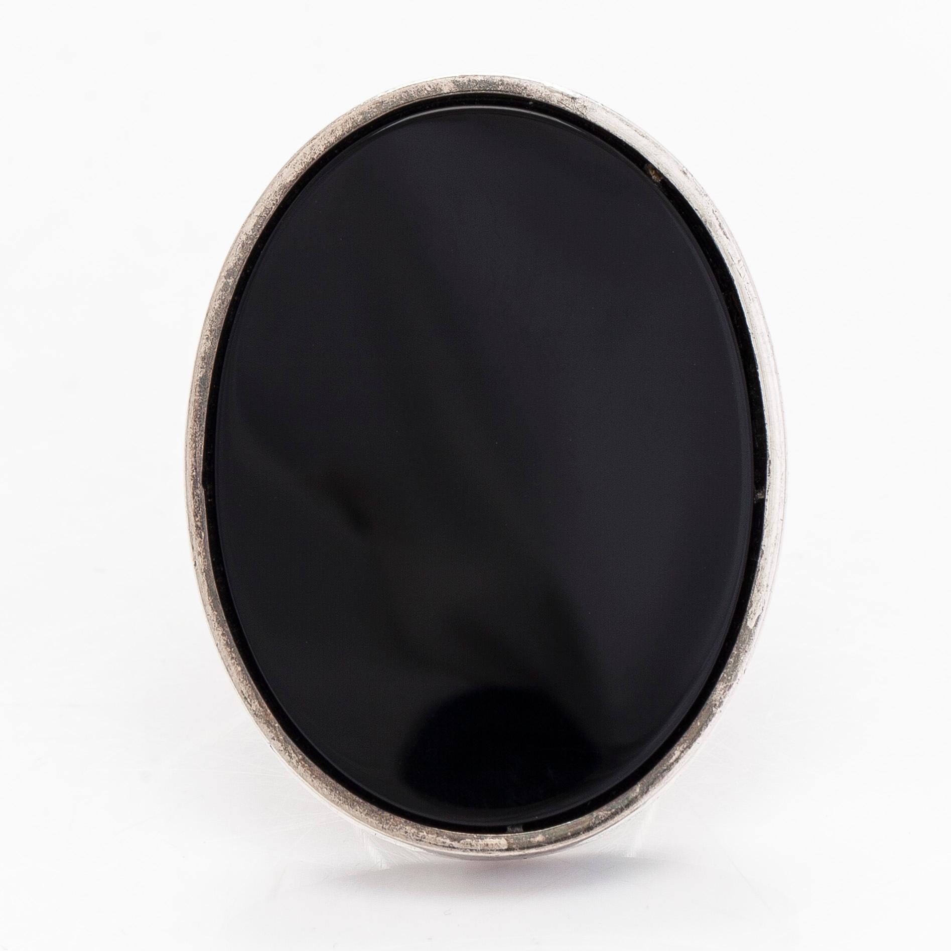 Ring, sterlingsilver och onyx, Urpo Kajander, Kaunis Koru.
