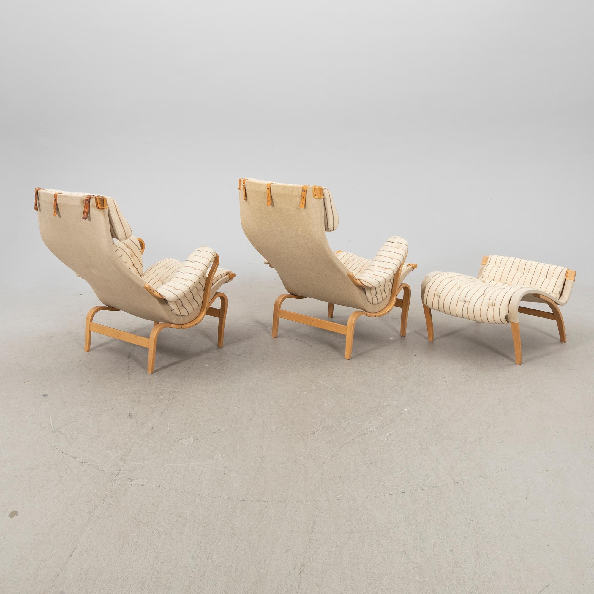 Bruno Mathsson, fåtöljer ett par med en fotpall, "Pernilla", Dux, 1900-talets slut.