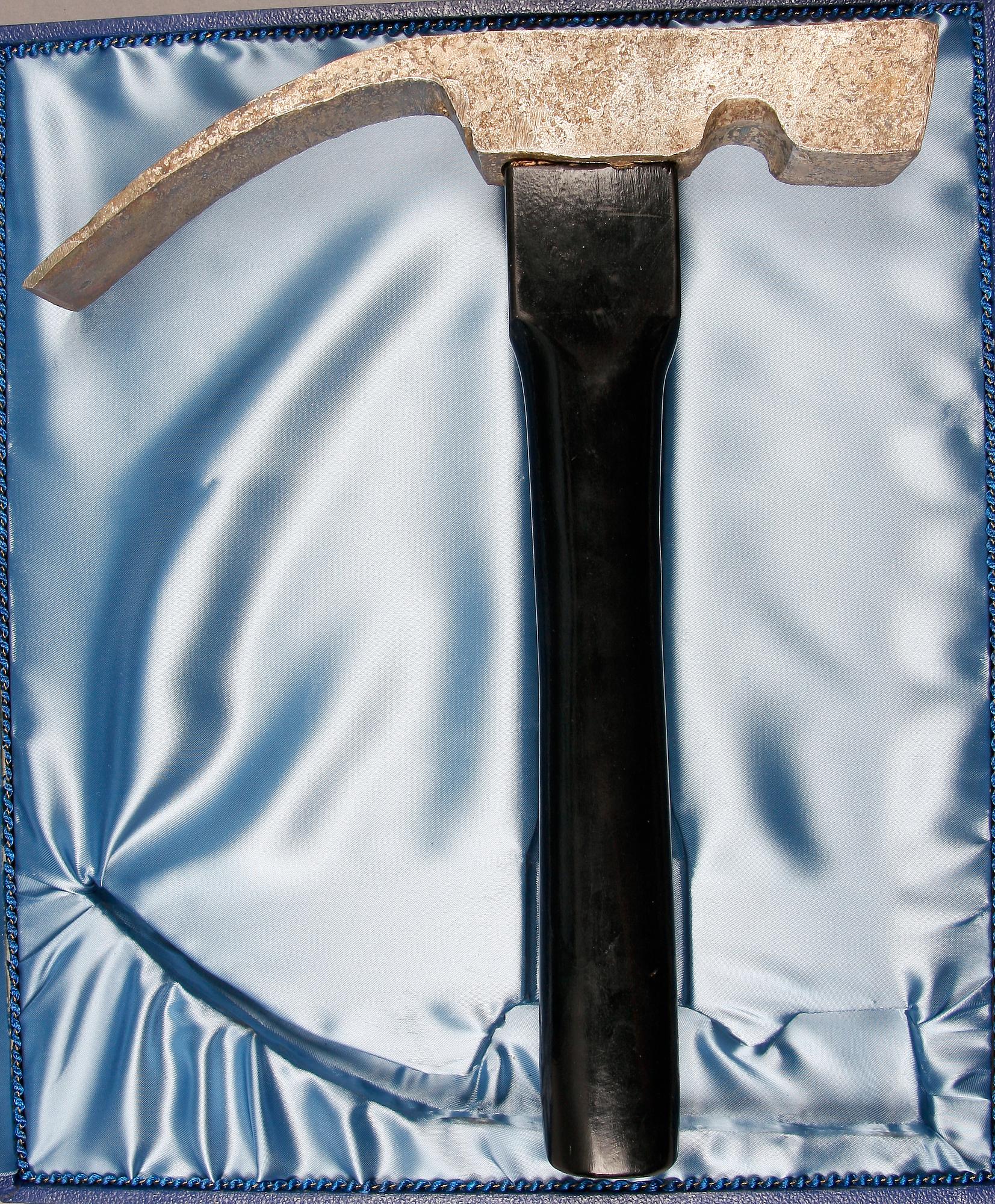 HAMMARE, silver, trä, hedersgåva från 1969. Tot ca 1230 g.