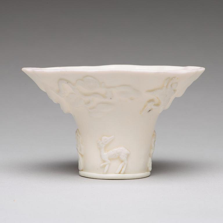 VINOFFERBÄGARE, blanc de chine. Qingdynastin, Kangxi (1662-1722).