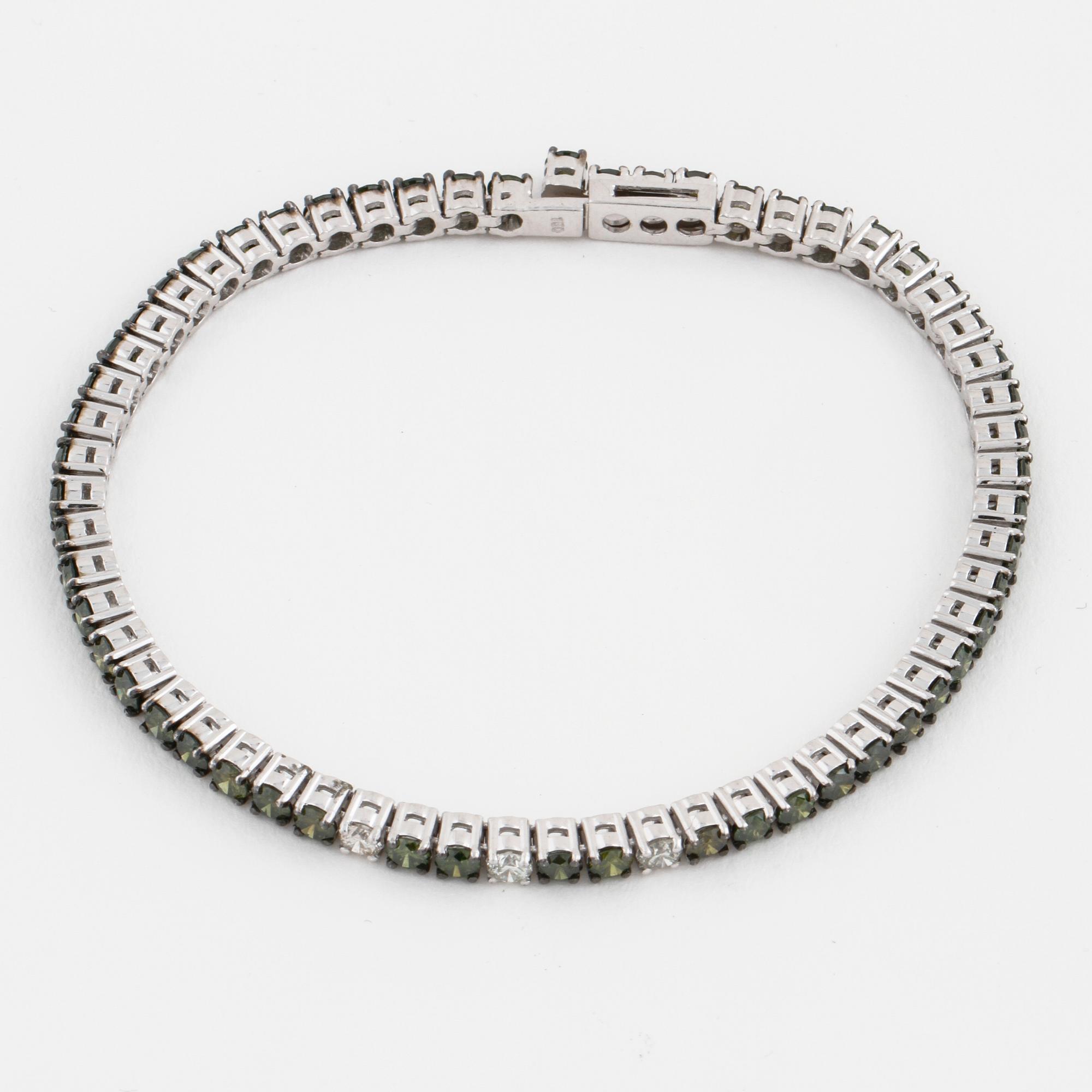 ARMBAND, med vita gröna diamanter, totalt circa 4.50 ct.