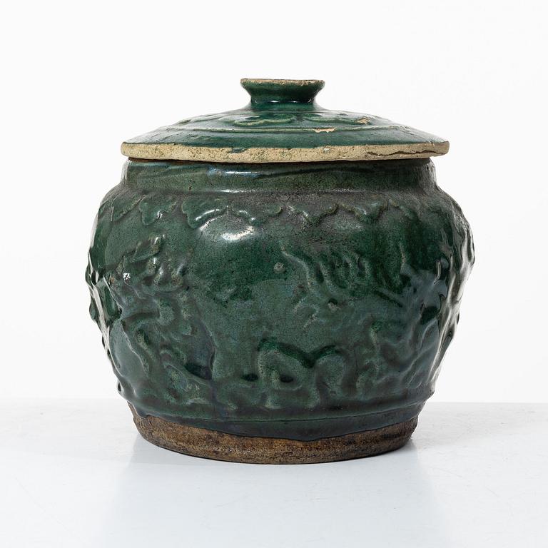 A green glazed jar, Southern China, Qing dynasty, 19th century.