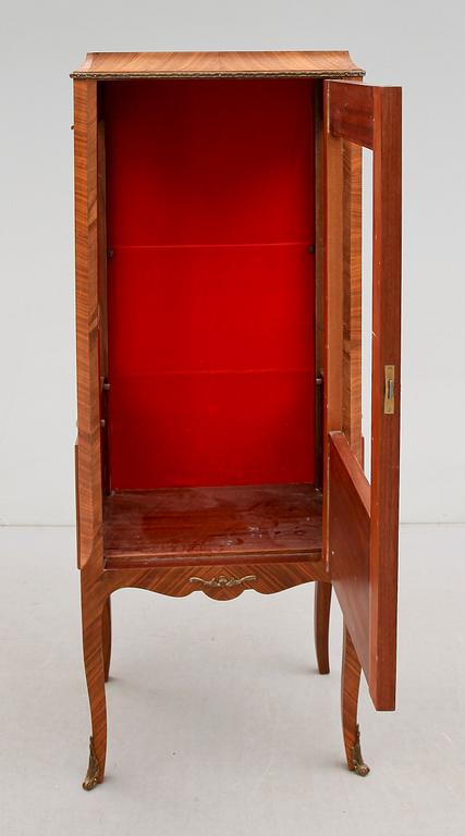 VITRINSKÅP, gustaviansk stil, 1900-talets mitt.