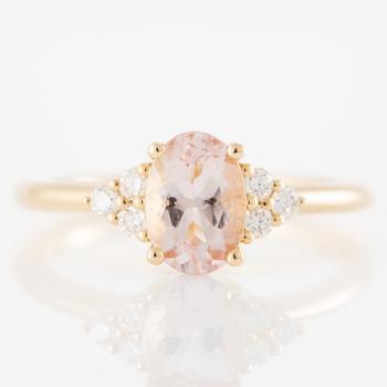 Ring in 14K gold with an oval-cut morganite and brilliant-cut diamonds.