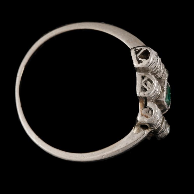 RING, vitguld, diamanter, smaragd, otydliga utländska stämplar. Vikt ca 3 gram.