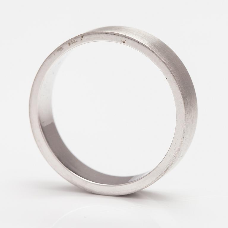 An 18K white gold ring. ITD Oy.