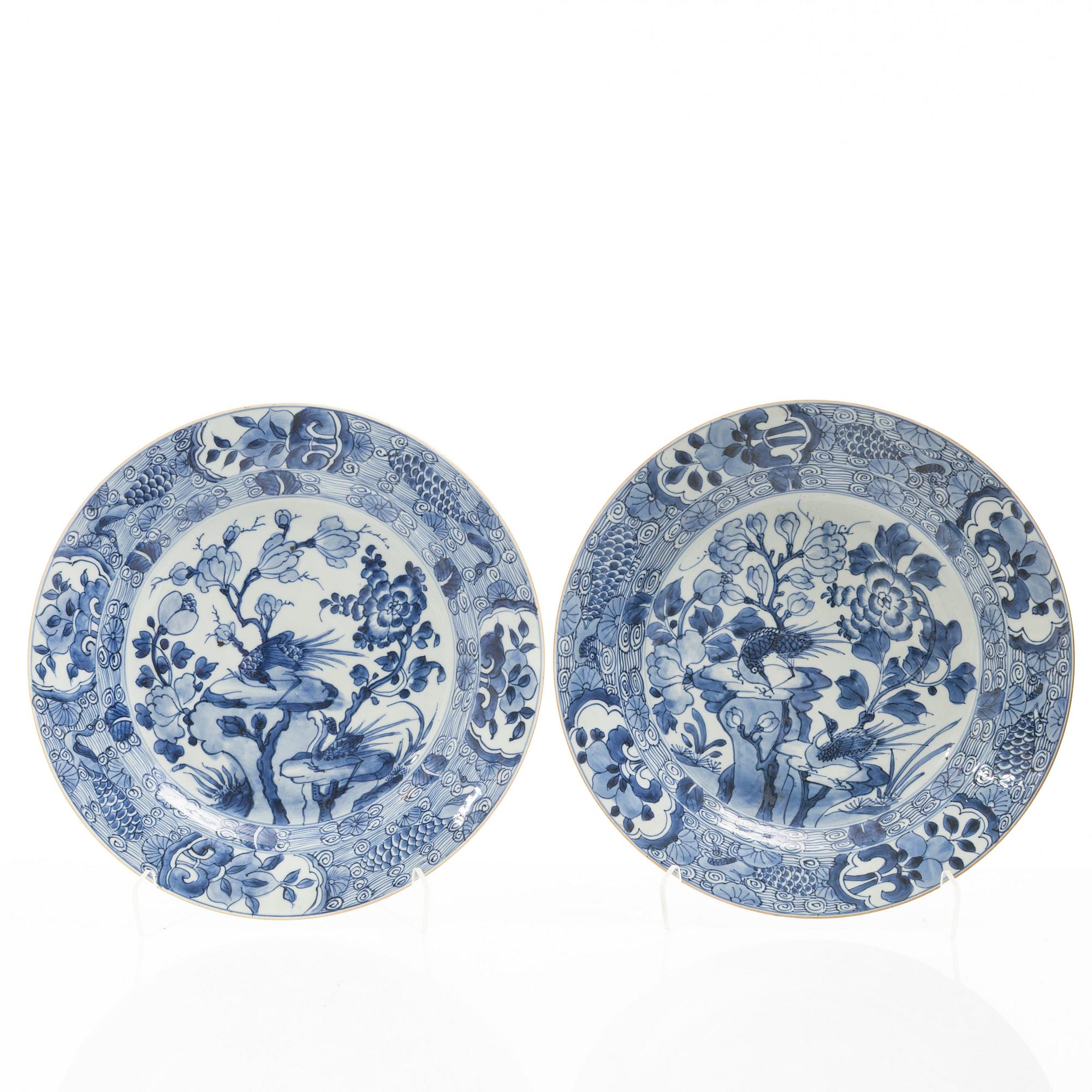 A pair of Chinese blue and white dishes, Qing dynasty, 18th century.